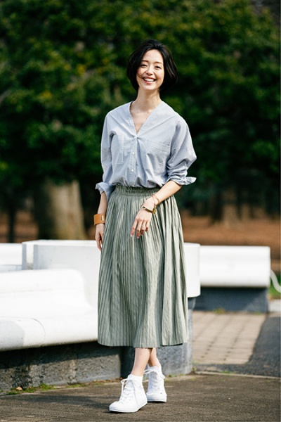 BARNYARDSTORM／BLOUSE ￥12.000、SKIRT ￥16.000、BRACELET（GOLD） ￥4.700、BRACELET（CAMEL） ￥5.500、BRACELET（BEIGE） ￥4.200、SHOES ￥6.500（C）TOPLOG