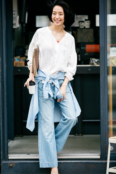 BAYFLOW／BLOUSE ￥6.900、TANK TOP￥1.900、DENIM PANTS ￥8.900、SHIRT ￥6.900、NECKLACE スタイリスト私物、BAG スタイリスト私物（C）TOPLOG