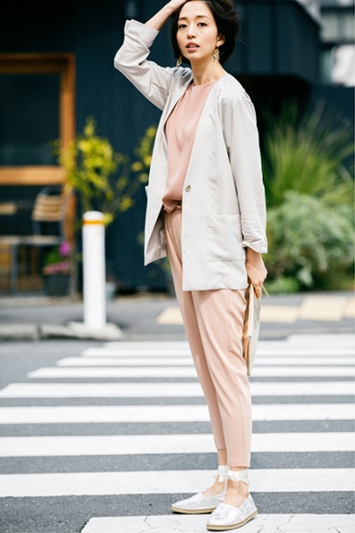BLISS POINT／BLOUSE ￥4.500、PANTS ￥5.800、SHOES ￥2.500、NECKLACE ￥1.800、NECKLACE ￥2.500、PIERCED EARRINGS ￥2.000、BRACELET ￥1.800、BANGLE ￥2.500（C）TOPLOG
