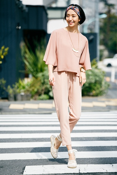 BLISS POINT／BLOUSE ￥4.500、PANTS ￥5.800、SHOES ￥2.500、NECKLACE ￥1.800、NECKLACE ￥2.500、PIERCED EARRINGS ￥2.000、BRACELET ￥1.800、BANGLE ￥2.500（C）TOPLOG