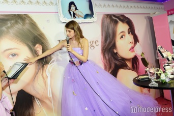 「No.08ベイビー」着用のビジュアル画を指すマギー（C）モデルプレス