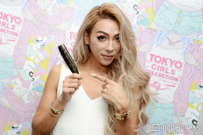 すっきりフェイスラインに（C）モデルプレス