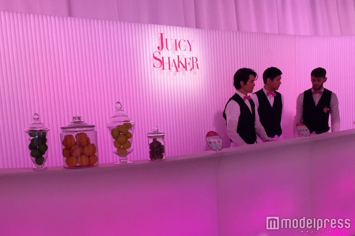 「ジューシー シェイカーバー」は内緒話にもピッタリ（C）モデルプレス