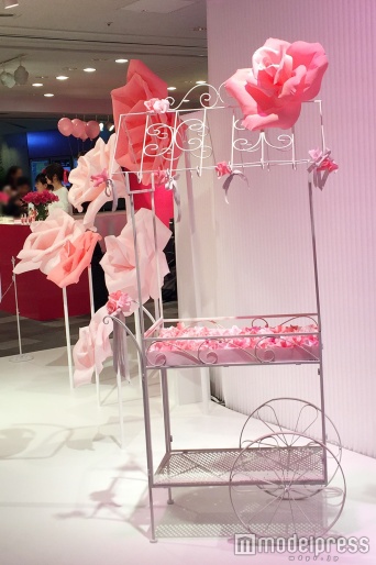 ローズの香りに癒される（C）モデルプレス