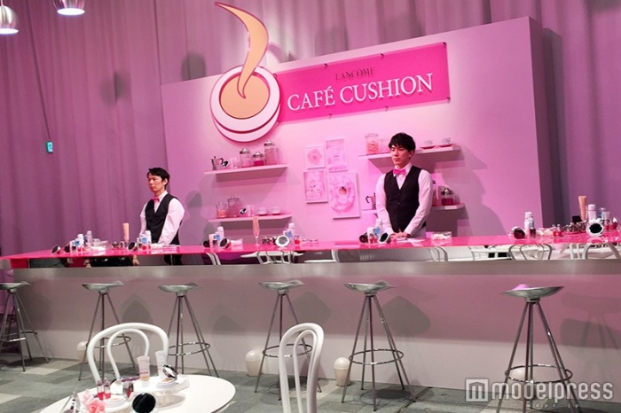 カフェで一息つく時もメイクに余念なし「カフェ クッション」（C）モデルプレス