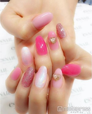 ラメにハートにかわいさ盛りだくさん／画像提供esNAIL