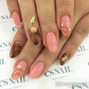 ペールピンクに流行の大理石柄でトレンドを／画像提供esNAIL