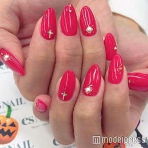 ビビッドピンクにスタッズでカッコ良く／画像提供esNAIL