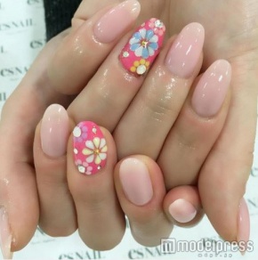 ベージュピンクにフラワーアートをワンポイント／画像提供esNAIL