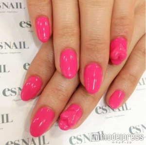 ビビッドピンクにぷっくりハートでアクセント／画像提供esNAIL