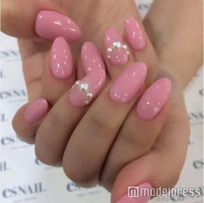 ピンクのワンカラーにパールを施して上品に／画像提供esNAIL