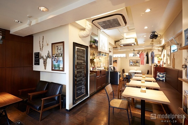 白と茶色が基調の落ち着いた雰囲気の店内