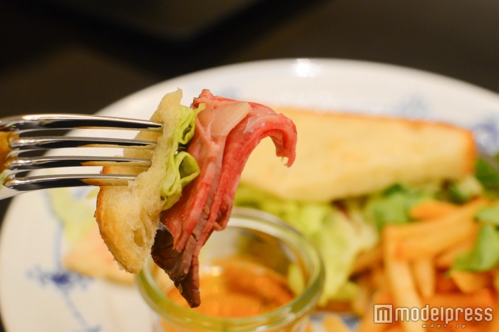 ジューシーなお肉が美味しそう（C）モデルプレス