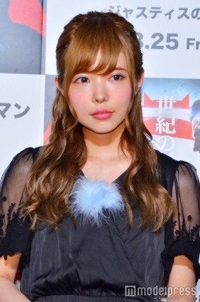 ウェーブヘアーがガーリーな以前のヘアスタイル/益若つばさ(C)モデルプレス