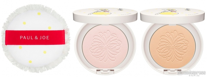 (左から)ポール & ジョー シルキー プレスト パウダー付属のパフ・ポール & ジョー シルキー プレスト パウダー(SPF25 PA++)/001 ピンク・002 マルチベージュ/5,000円(税抜き)/画像提供「PAUL & JOE BEAUTE」