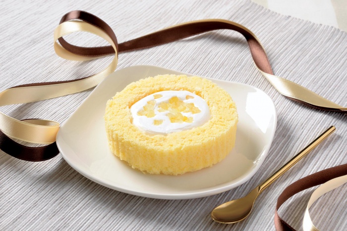 ローソンから発売される「プレミアムレモンとフロマージュブランのロールケーキ」／画像提供：ローソン