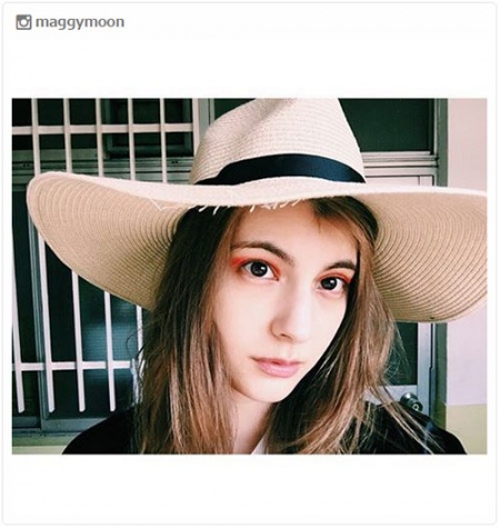 カラーメイクを披露したマギー/マギーInstagramより