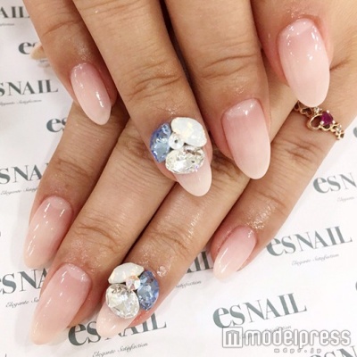 ワンカラーに3色ストーン/画像提供:esNAIL