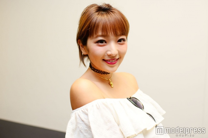 ハーフ目になれるテクニックを明かしたなつぅみこと斉藤夏海（C）モデルプレス