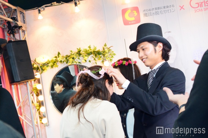 フラワークラウンをかぶって記念撮影（C）モデルプレス