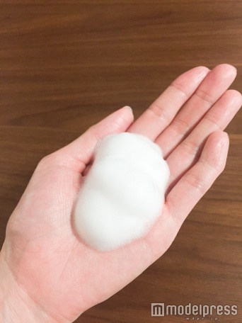 柔らかい泡で優しく洗う（C）モデルプレス