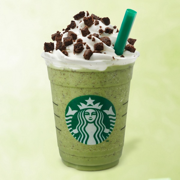 期間限定で登場する「チョコレート ブラウニー 抹茶 クリーム フラペチーノ」／画像提供：スターバックスコーヒージャパン