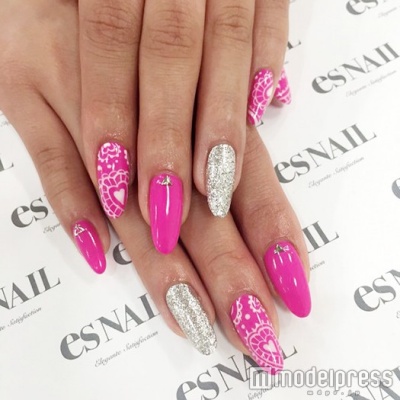 ピンクでキュートなペイズリー／画像提供：esNAIL