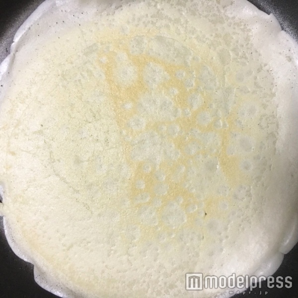薄くクレープ生地を焼いていきましょう（C）モデルプレス
