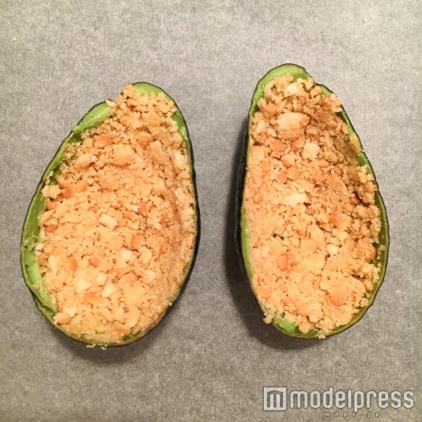 砕いたクッキーを入れていいこう（C）モデルプレス