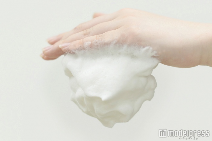 逆さにしても落ちない、もっちり泡(C)モデルプレス