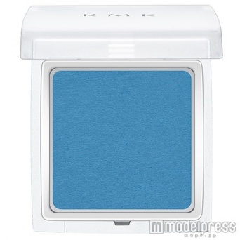 「インジーニアス パウダーアイズ N」/EX-17 スカイブルー/各2,200 円(税抜)/画像提供:RMK