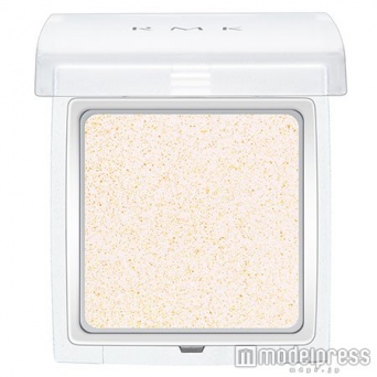 「インジーニアス パウダーアイズ N」/EX-18 スパークリングホワイト/各2,200 円(税抜)/画像提供:RMK