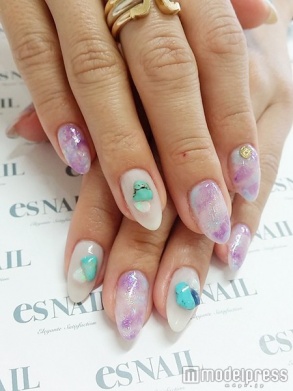 マーブルネイルで一体感／画像提供：esNAIL