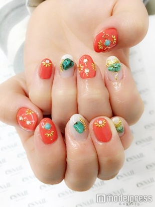 オレンジ×ターコイズでエスニック風／画像提供：esNAIL