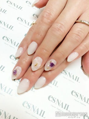 パープルの立体ストーン／画像提供：esNAIL