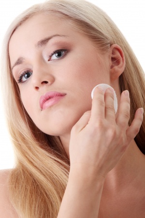 顔のテカリが気になる(Photo by ayimages)