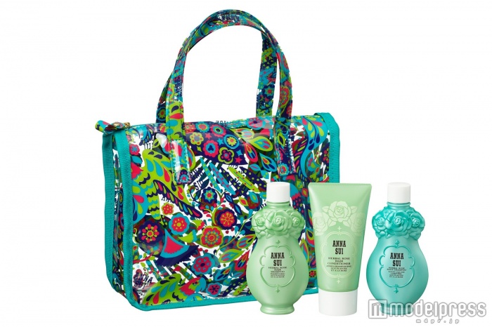 ヘアー & ボディ ケア キット／ヘアーシャンプー、ヘアーコンディショナー、ボディシャンプー、オリジナルポーチ／3，800円（税抜）／画像提供・ANNA SUI