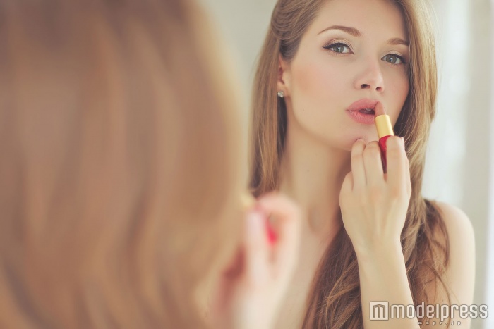 女子はメイクで変われる(photo by nuzza11/ Fotolia)