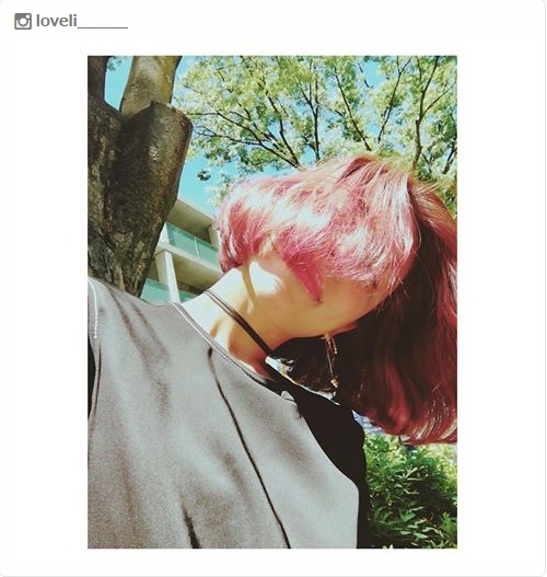 ピンクヘアに反響が寄せられているラブリ／ラブリInstagramより