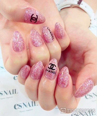 ラメでクールに／画像提供：esNAIL