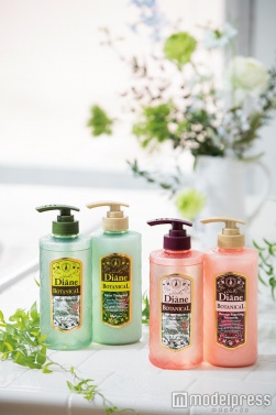 （左から）「モイスト・ダイアン ボタニカルモイスト」シャンプー／トリートメント　各480ml￥924、「モイスト・ダイアン ボタニカルダメージリペアリング」シャンプー／トリートメント　各480ml￥924（画像提供：セブン＆アイ出版）