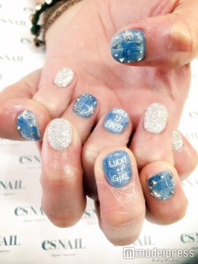 キラキラ感たっぷり!デニムネイル/画像提供:esNAIL