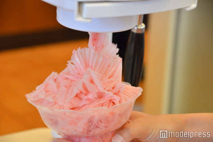 【食べてみた】ミスドかき氷がジューシー＆さっぱりに進化！製造工程も徹底リサーチ（C）モデルプレス
