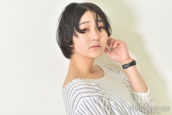 センターパートでラフなイメージに／さいとうなる（C）モデルプレス