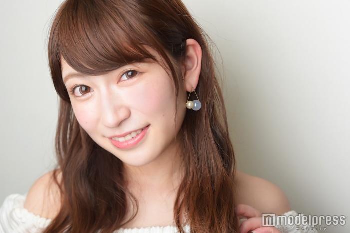 NMB48吉田朱里、すっぴんから「色っぽ大人メイク」に変身！使用アイテムも公開、女子力溢れ出す＜美容Q＆A＞（C）モデルプレス
