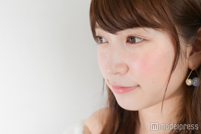 目の下チークはほんのり控えめに！（C）モデルプレス
