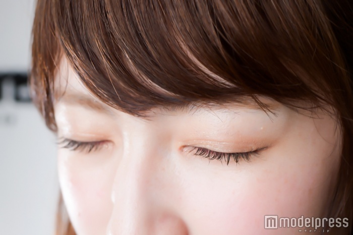 まつげは色素薄めの“アンティークカーキ”（C）モデルプレス