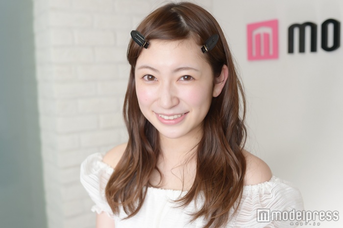 吉田朱里さん、すっぴんからメイクスタート！（C）モデルプレス