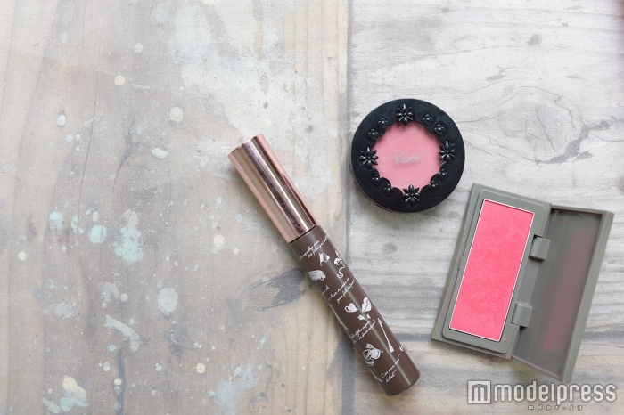 （左から）<br>
ル・ベラン・ミニョン ワンストロークマスカラ アンティークカーキ<br>
ヴィセ リシェ リップ＆チーク クリーム BE-8<br>
THREE カラーヴェール フォー チークス 19<br>
（C）モデルプレス