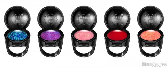 リミテッド リング ルージュ／（左から）100オーロラ ブルー、200ミステリアス パープル、300キャンディ ピンク、400アナレッド、600アプリコット／1，800円（税抜）／画像提供：ANNA SUI